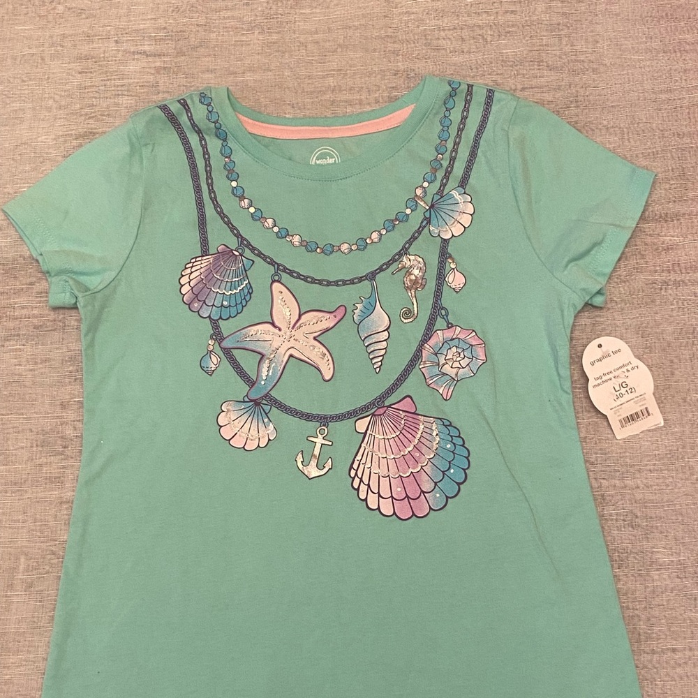 Light green shell necklace T - shirt